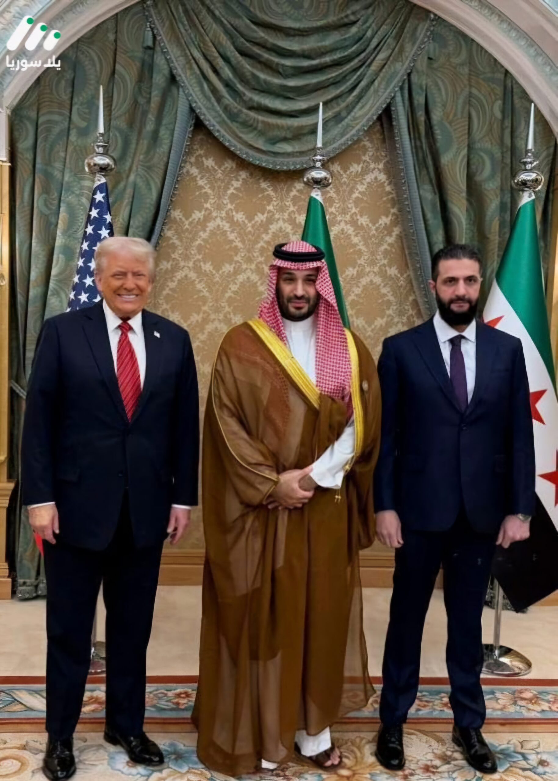 هذه الصورة تخص خبر بعد ساعات من رفع العقوبات الأمريكية، الشرع يلتقي ترمب في السعودية