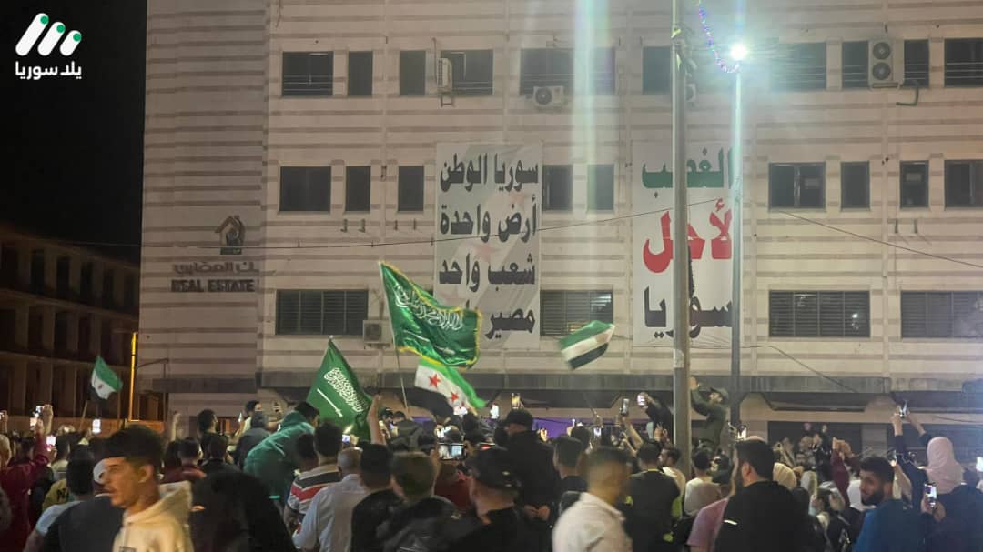 هذه الصورة تخص خبر كيف تفاعل الشارع الحمصي مع قرار رفع العقوبات الأمريكية المفروضة على سوريا؟