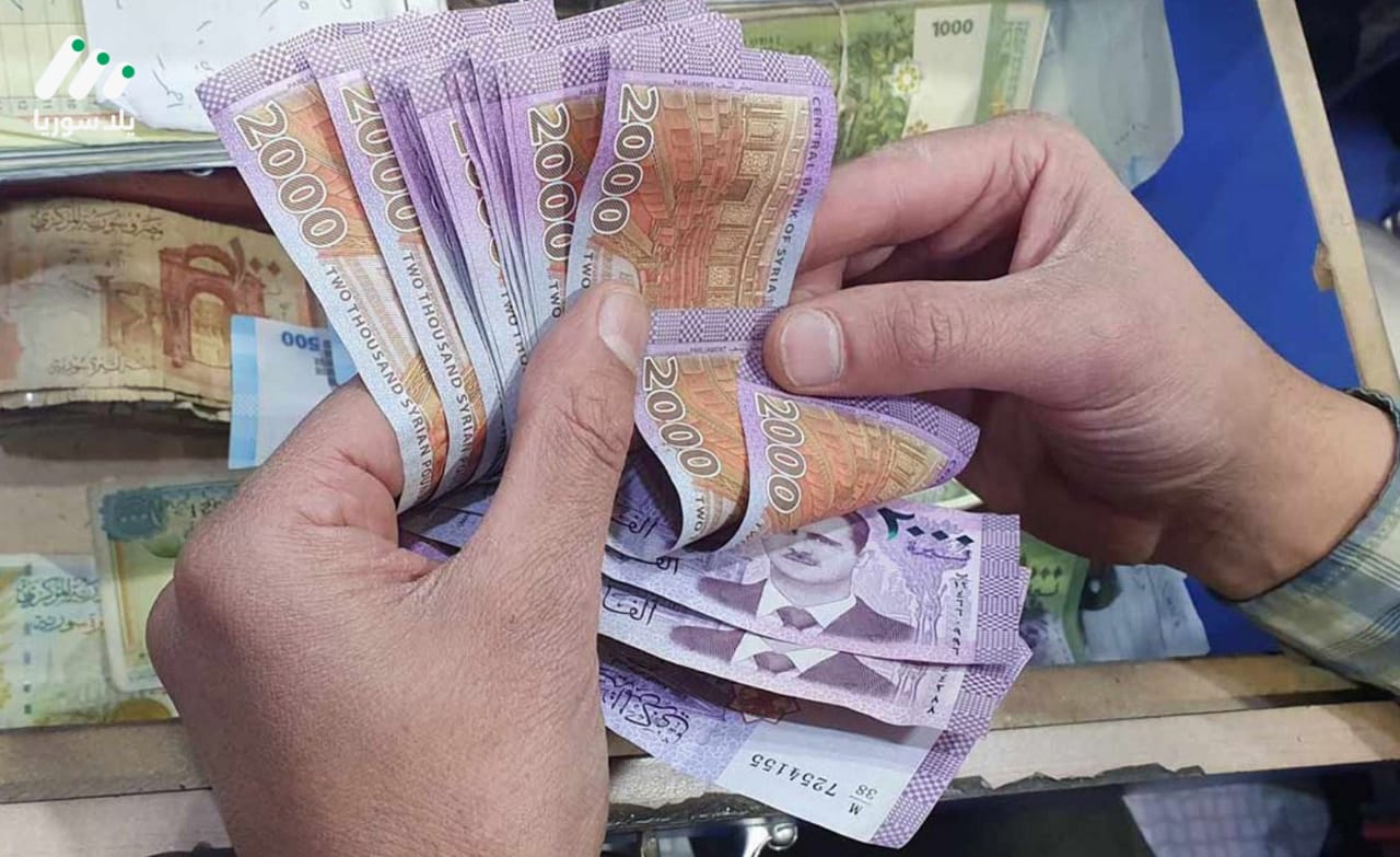 هذه الصورة تخص خبر سعر الليرة السورية مقابل الدولار والذهب، اليوم السبت 17 أيار 2025