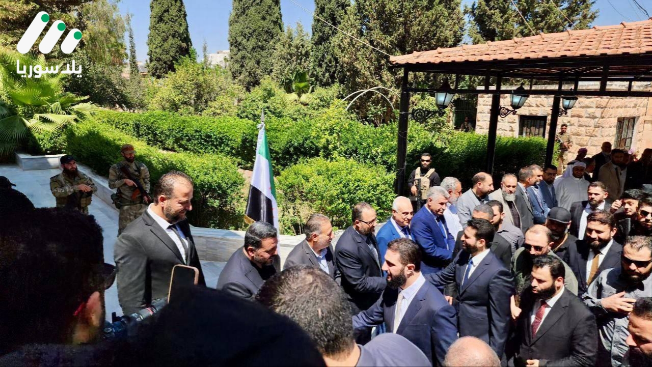 هذه الصورة تخص خبر الرئيس السوري أحمد الشرع في درعا: &#8220;مهد الثورة&#8221; تستقبل زائرها بآمال جديدة